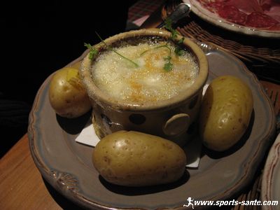 Boîte chaude : sorte de vacherin d’été, servi avec pommes de terre « à la peau », charcuterie de pays
